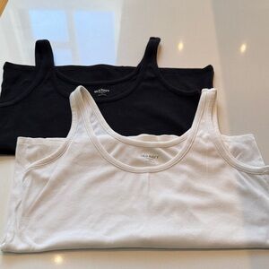 Old Navy First-Layer Classic Ribbed Black and White Tank Duo, Size XL